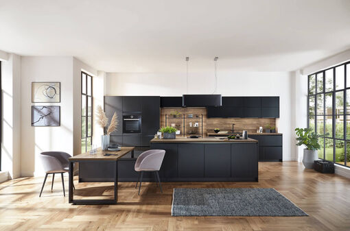 Bei xeno küchen dominieren aktuell softmatte, schwarze Oberflächen, die dem Raum eine stilvolle Ausstrahlung verleihen.